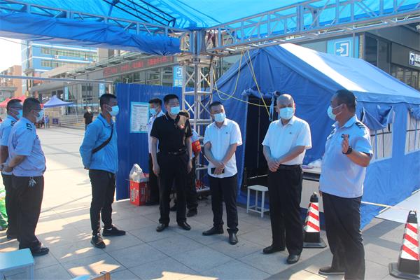 公司領(lǐng)導看望一線戰(zhàn)“疫”保安員