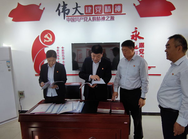 公司黨委副書記、監(jiān)事長張錫***同...